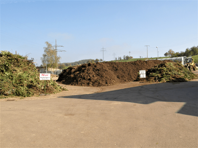 Anlieferung von krautigem Material auf der Kompostanlage