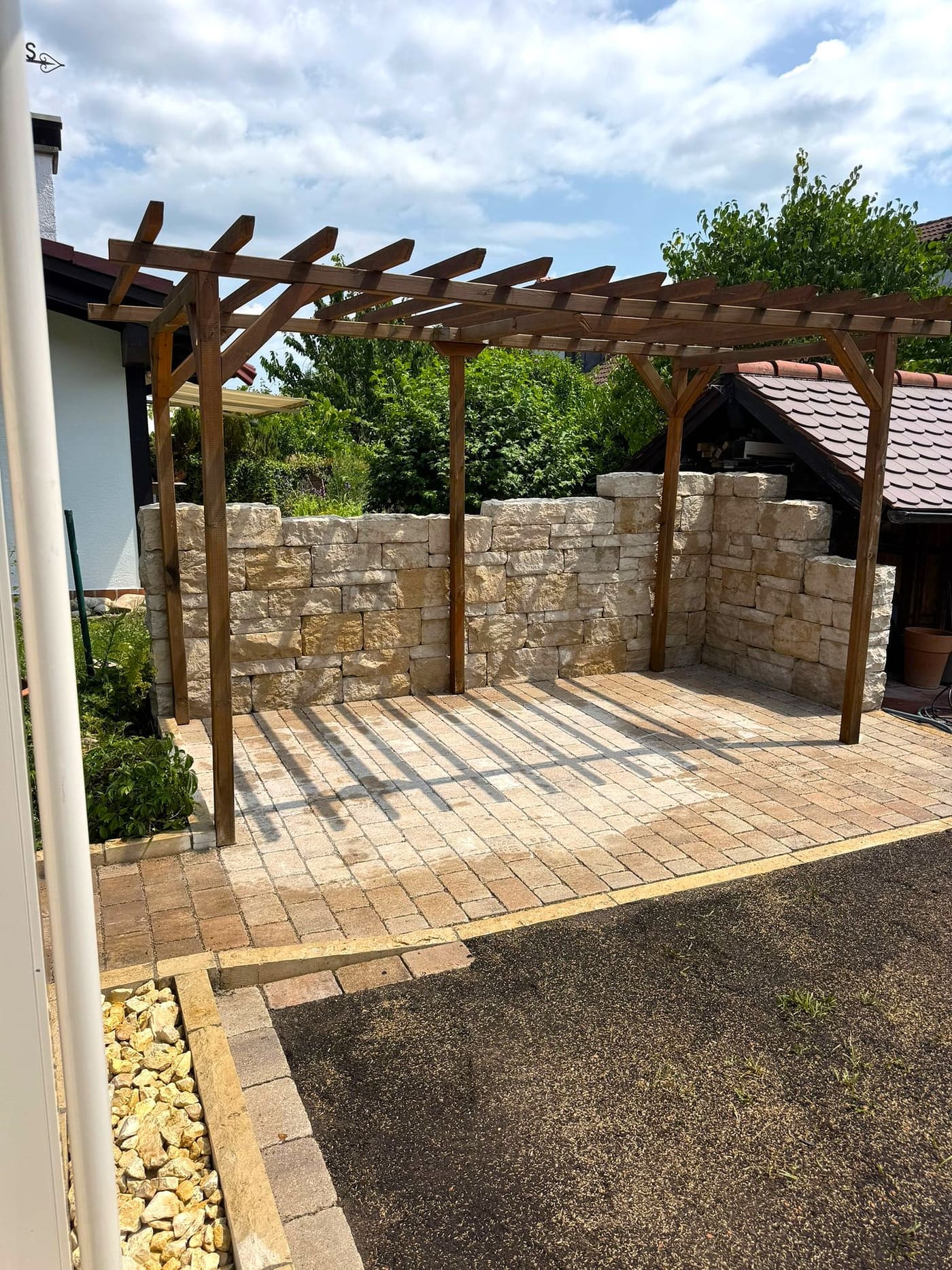 Holzelement im Garten