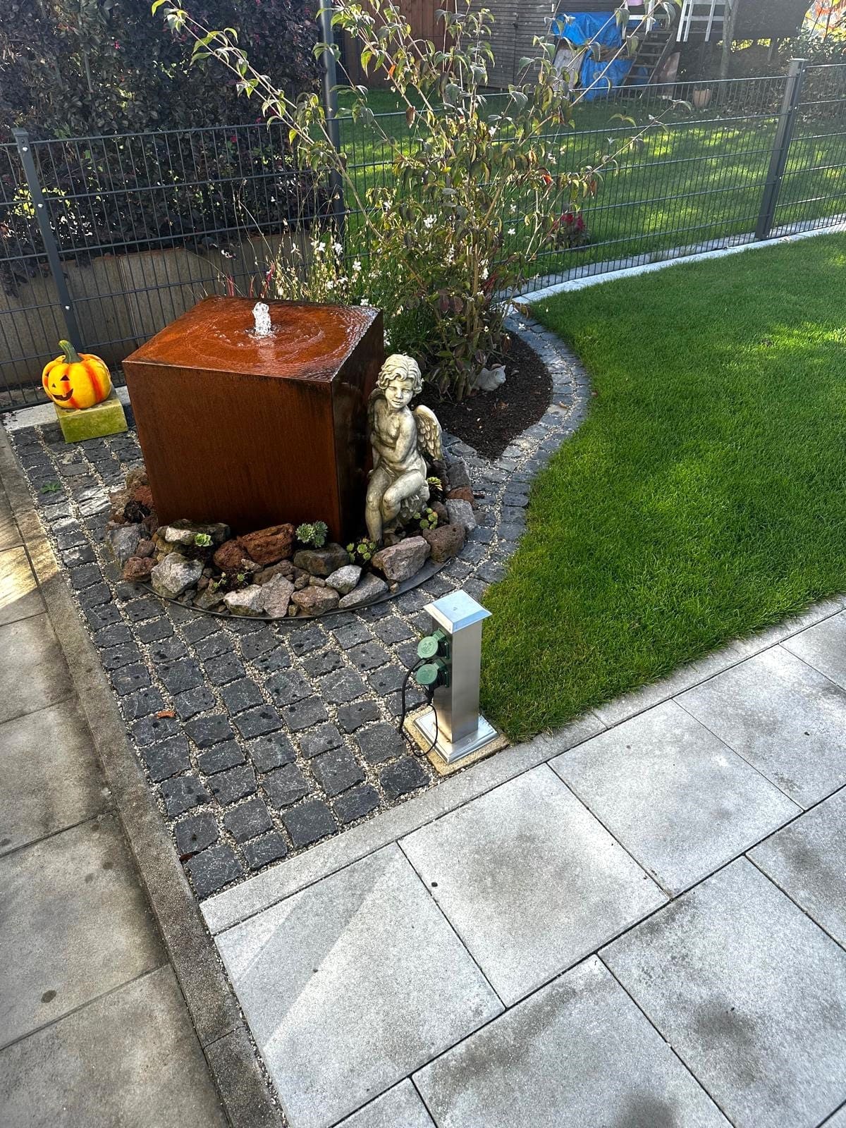 Metallelemente im Garten