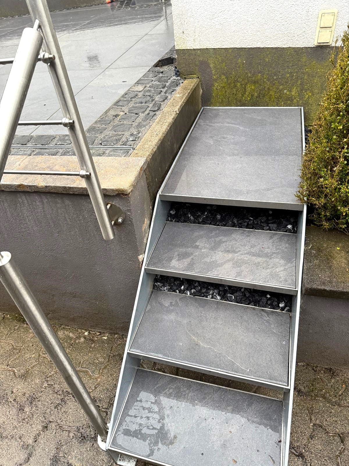 Natursteintreppe im Garten