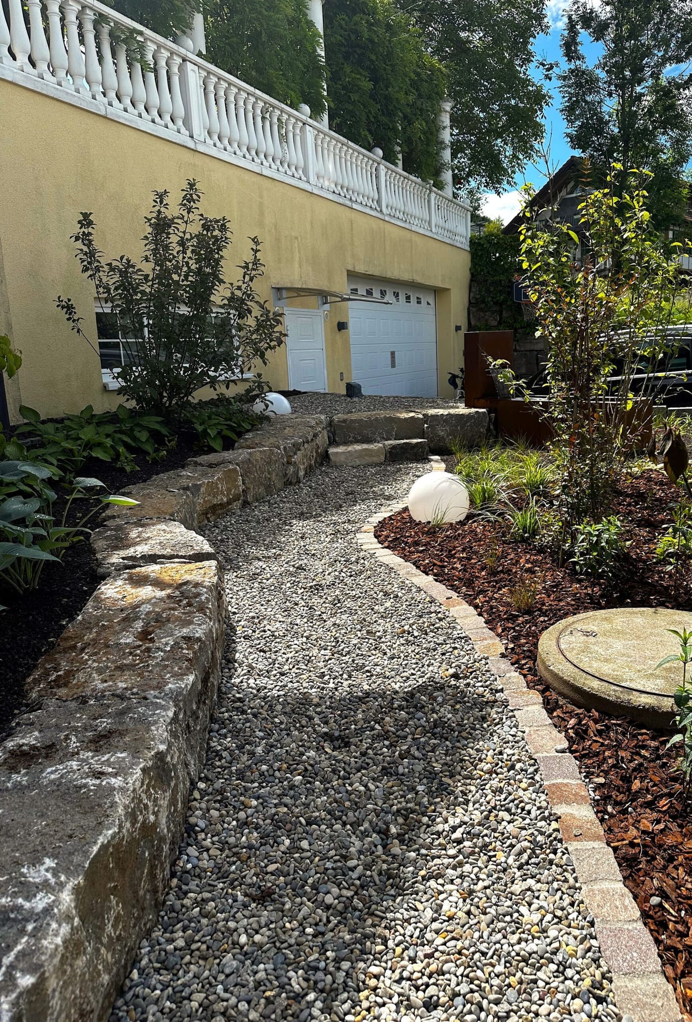 Gartenweg mit Natursteinplatten