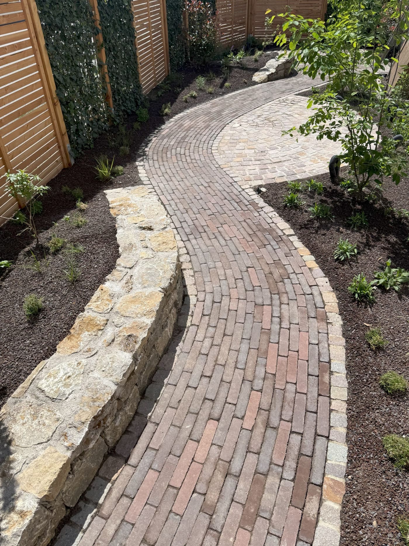 Gartenweg aus Stein