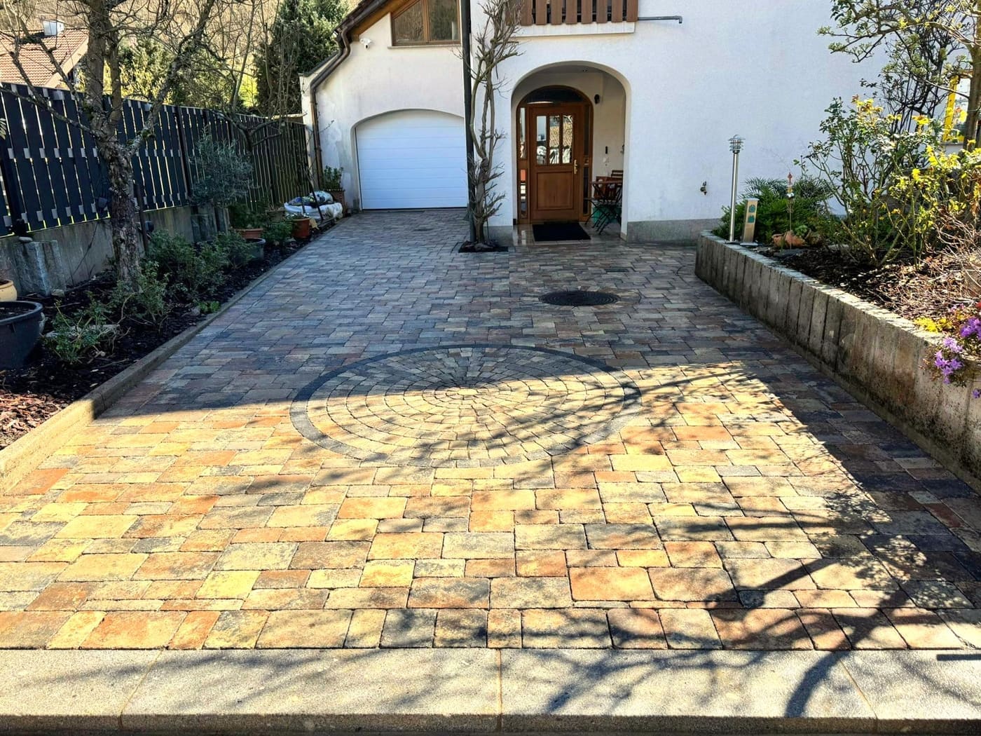 Professionell gepflasterte Hofeinfahrt – Garten- und Landschaftsbau Lützelschwab