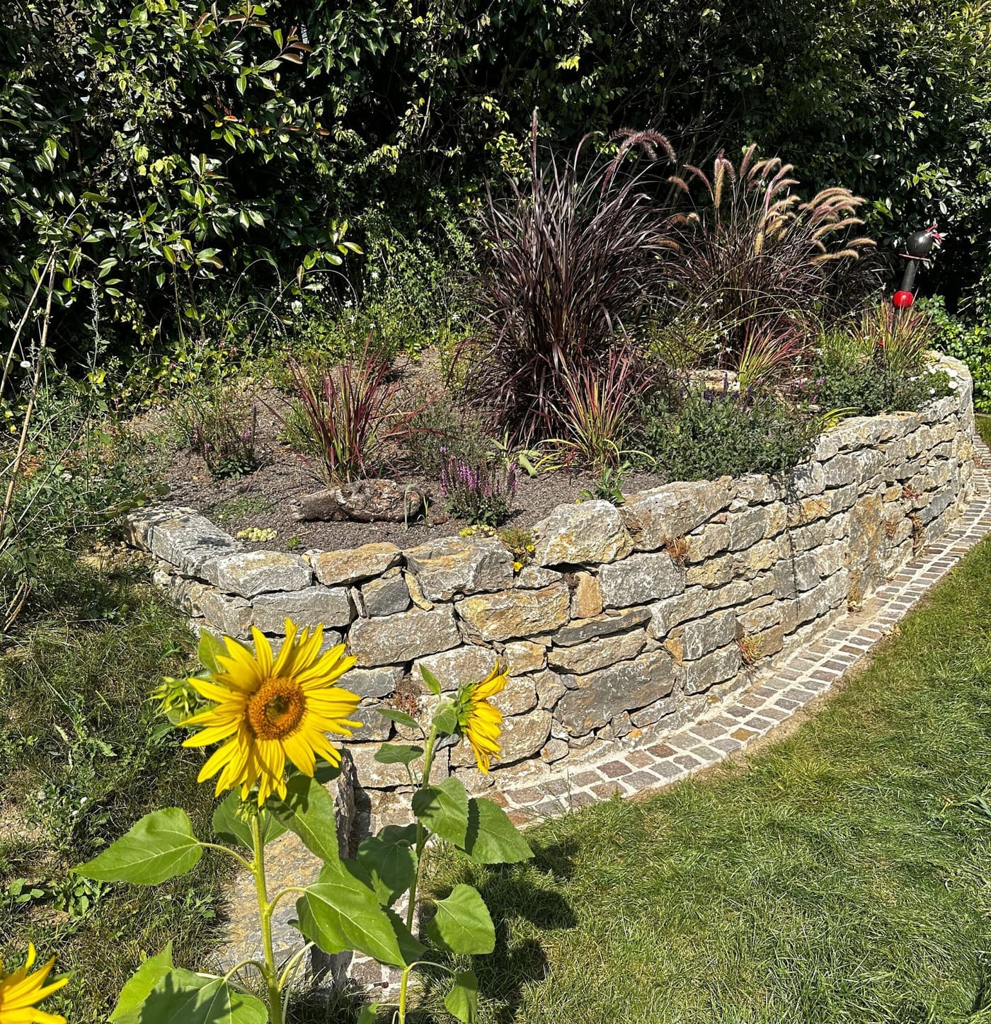 Natursteinmauer mit Beet